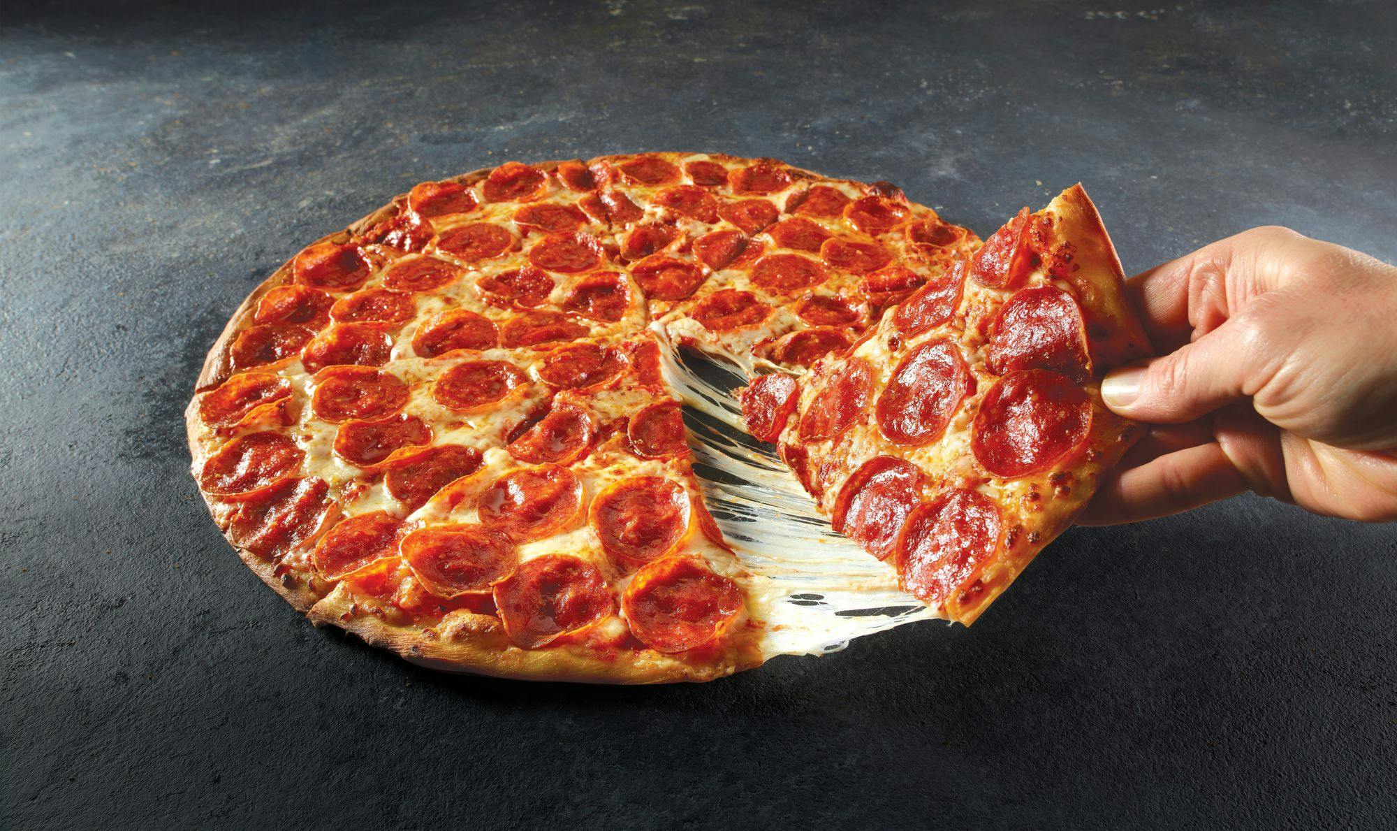 Nueva Pizza XL, la "Shaq-a-Roni" de Papa Johns. Para los amantes de la Pizza Super Pepperoni. Extra Queso y extra Pepperoni.